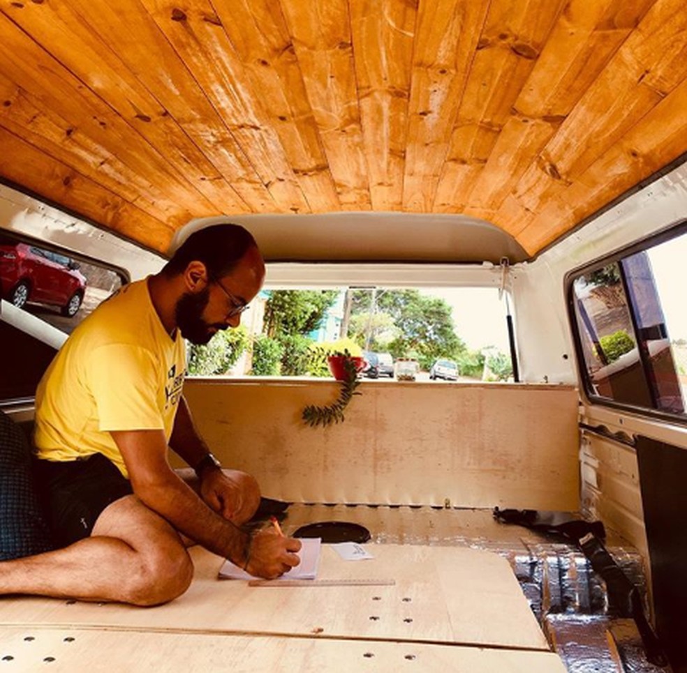 Fabu Dias reformou ele próprio a kombi Philomena para poder viajar no estilo motorhome — Foto: Arquivo pessoal