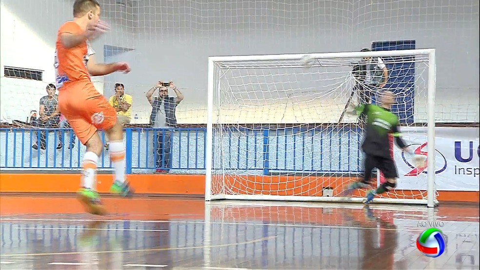 Última cobrança na trave, Amigos Futsal x Paranaíba, final da Copa Morena de futsal (Foto: Reprodução/Facebook)