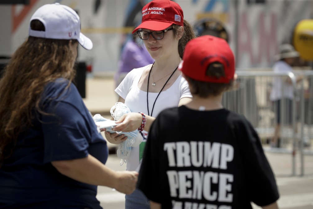 Distribuição de máscaras em comício do presidente americano Donald Trump em Tulsa, Oklahoma — Foto: Charlie Riedel/AP
