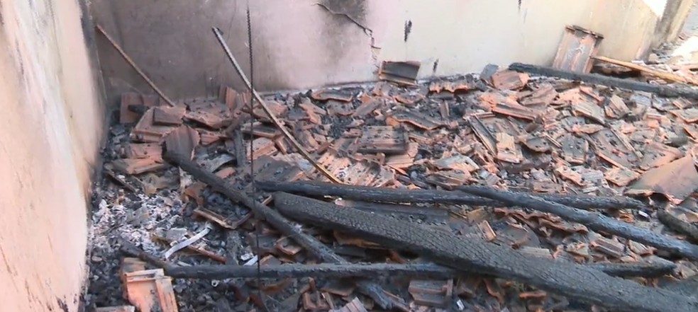 Incêndio destrói residência em Porto Ferreira — Foto: Marlon Tavoni/ EPTV