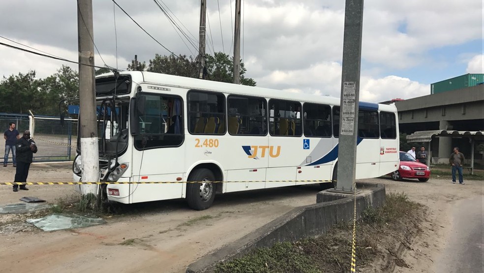 Nove pessoas ficam feridas após ônibus bater em poste em Jacareí (Foto: Divulgação/Bombeiros)