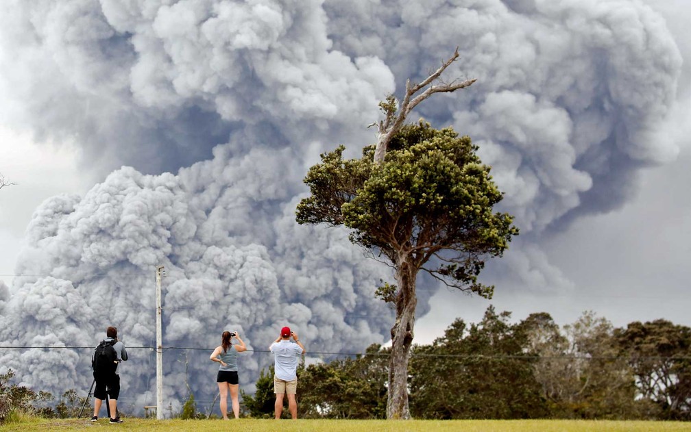 Pessoas observam cinzas da cratera do vulcão Kilauea, no Havaí (Foto: Terray Sylvester / Reuters )