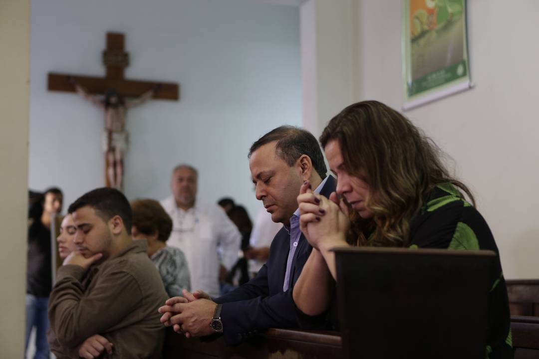 Rodrigo Neves escolhe igreja em Icaraí, Niterói, cidade que comandou, onde chegou por volta das 8h30