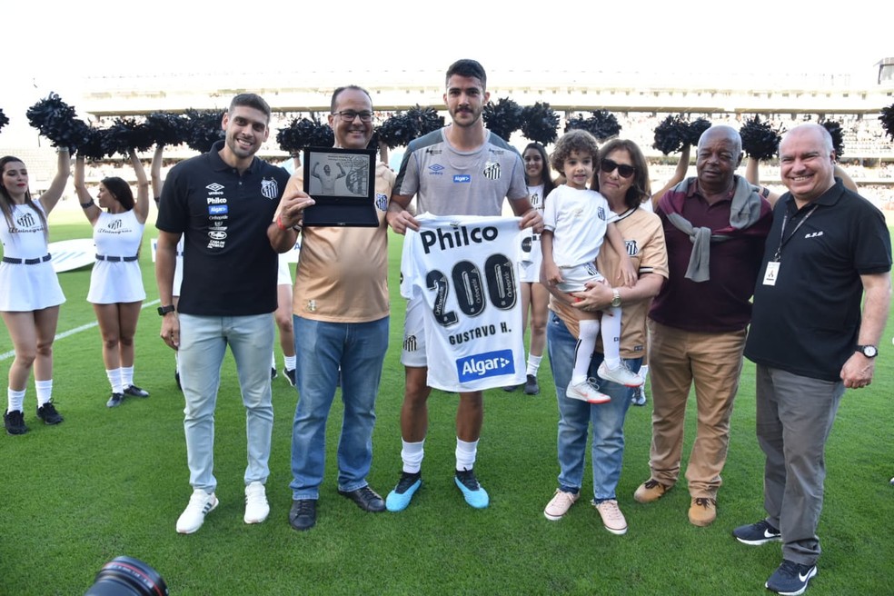 Gustavo Henrique foi homenageado pelos 200 jogos pelo Santos no Ãºltimo domingo â€” Foto: DivulgaÃ§Ã£o/Santos