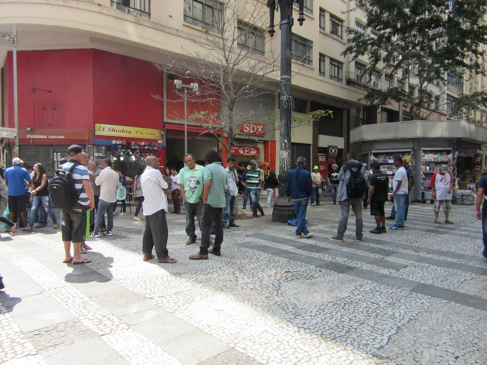 Desempregados da construção civil se reúnem diariamente no Centro de São Paulo, Na esquina das ruas Barão de Itapetininga e Dom José de Barros, à procura de uma oferta de emprego (Foto: Darlan Alvarenga/G1)