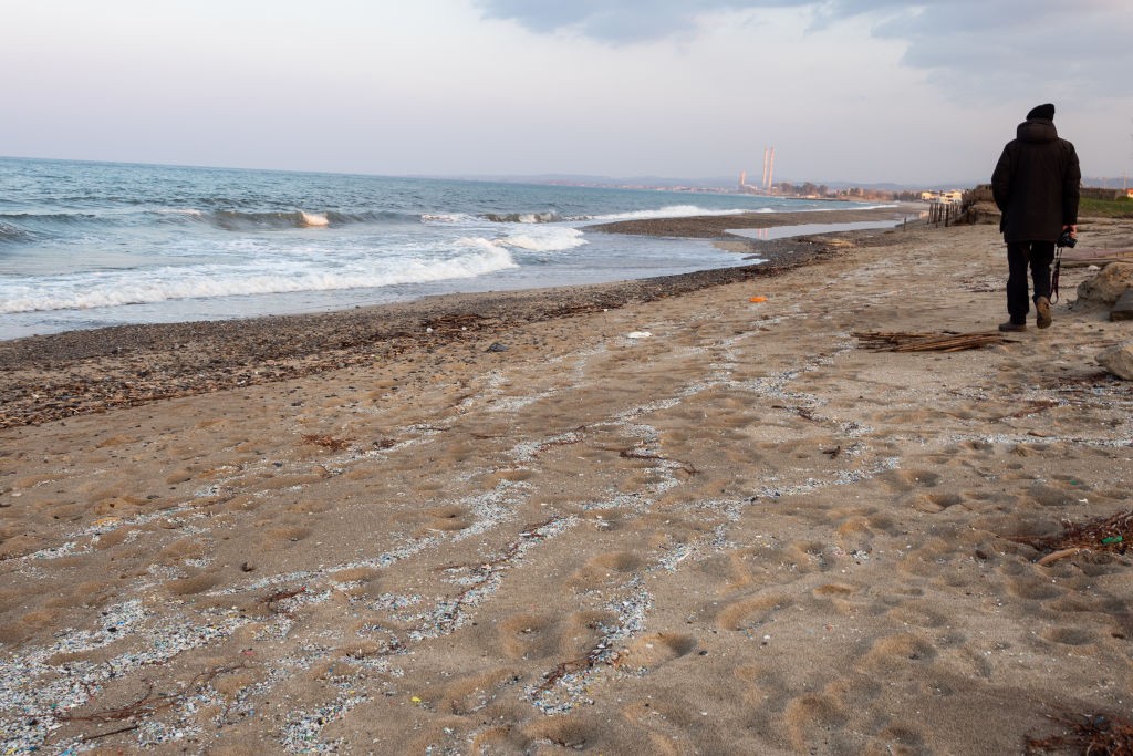 SCHIAVONEA, CORIGLIANO ROSSANO, CALABRIA, ITALY - 2019/03/02: A view of the Schiavonea beach with microplastics, transported by the Ionian sea during the last sea storm. The force of the sea storm lifted the microplastics from the seabed and carried it to (Foto: LightRocket via Getty Images)