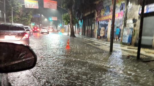 Chuvas paralisam circulação dos trens e acionam sirenes em 48 comunidades do Rio