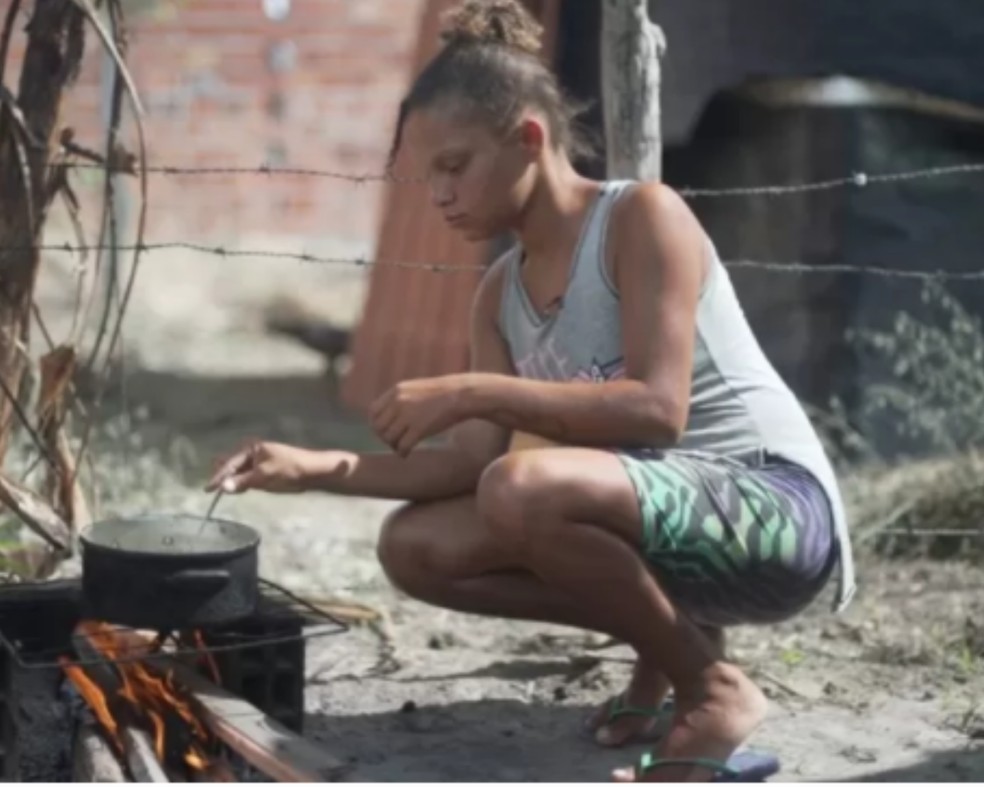 Com gás a R$ 110, Jamile Carvalho cozinha usando pedaços de madeira — Foto: Felix Lima