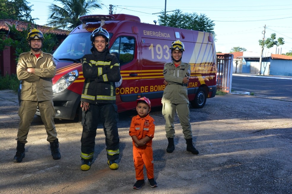 Emanuel de 4 anos realiza sonho e se tornou bombeiro militar por um dia — Foto: Christopher Moreira
