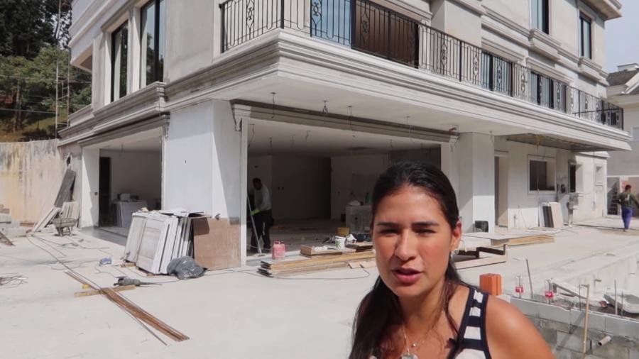 Simone visita nova mansão e mostra escultura de R$ 25 mil (Foto: YouTube)