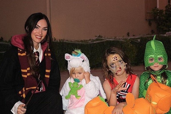 A atriz Megan Fox e seus três filhos (Foto: Instagram)