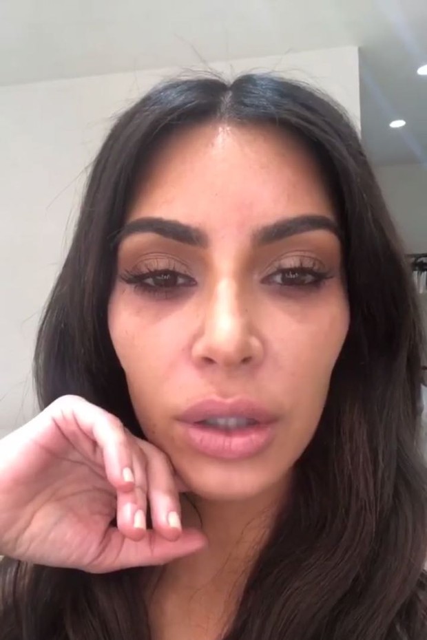 Kim Kardashian faz antes e depois da maquiagem e exibe olheiras profundas (Foto: Reprodução/Instagram)