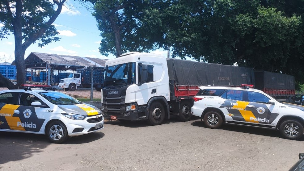Polícia encontra em Araçatuba caminhão roubado com carga de sucata de cobre — Foto: Arquivo Pessoal