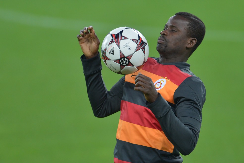 Emmanuel Eboué na época do Galatasaray: marfinense poderá ganhar emprego no clube (Foto: AFP)