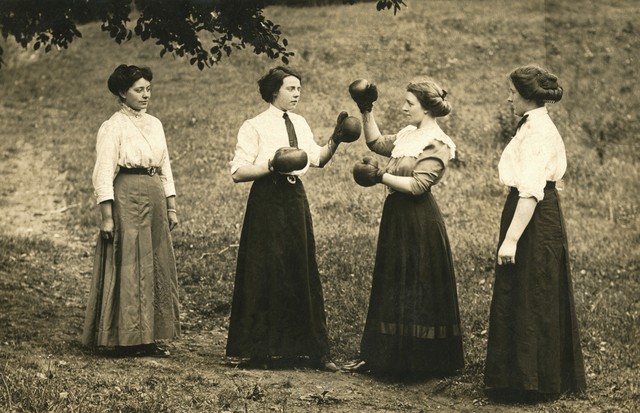 Humorous vintage photograph of women boxing in long skirts, c. 1915. Toned silver print. (Photo by GraphicaArtis/Getty Images) (Foto: Getty Images)