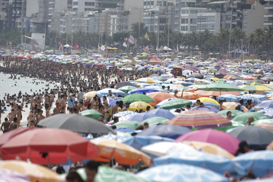 Em dia de calor no Rio, praia do Arpoador lota de moradores e turistas