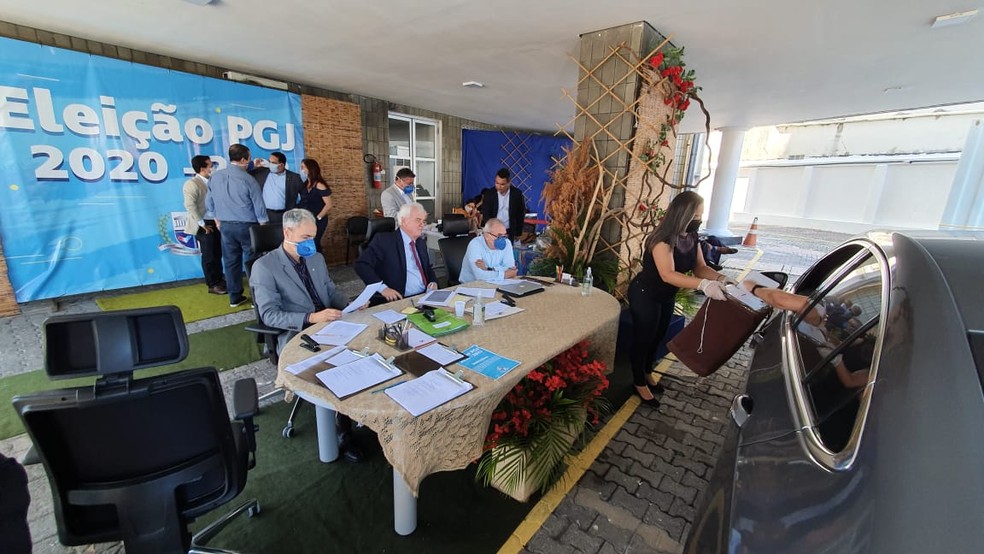 Eleição ocorreu no sistema drive thru para evitar contaminação do coronavírus — Foto: Ascom MP-AL
