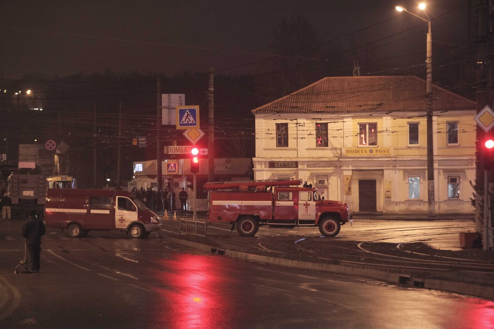 Bombeiros na frente de agência dos correios em que homem fez reféns na Ucrânia (Foto: REUTERS/Stanislav Belousov)