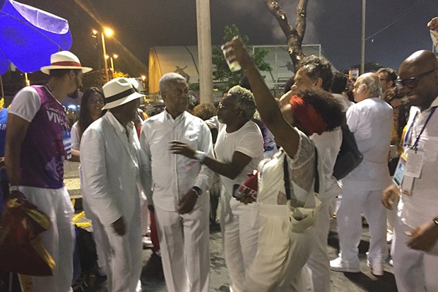 Antônio Pitanga, homenageado pela Unidos do Porto da Pedra, reúne amigos em camarote (Foto: Thiago Camara/ Ed. Globo)