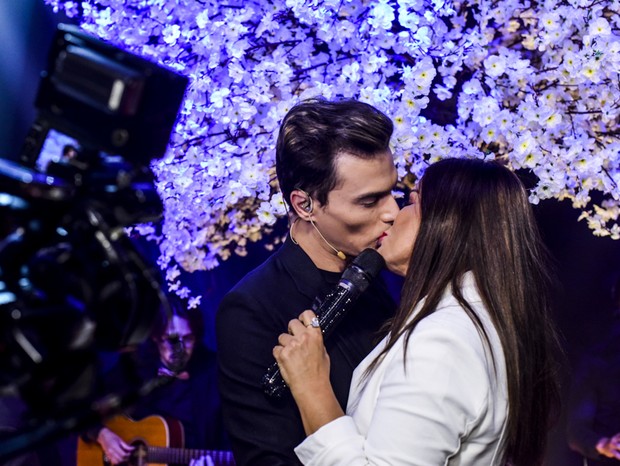 Mara Maravillha e Gabriel Torres trocam beijo apaixonado (Foto: Leo Franco/AgNews)