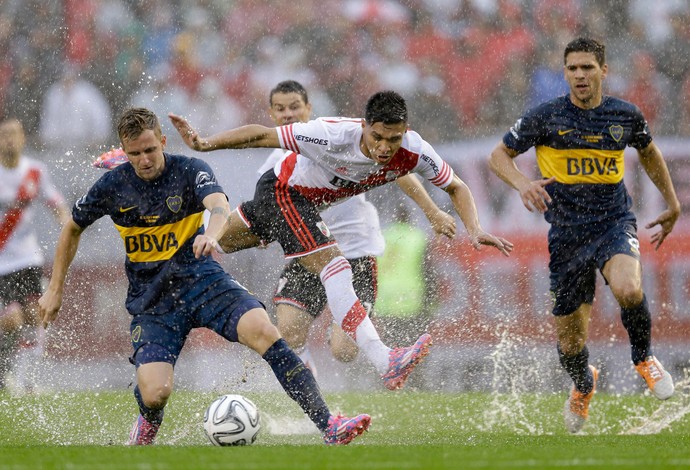 River Plate x Boca Jr -  Nicolas Colazo briga pela bola com Teofilo Gutierrez (Foto: AP)