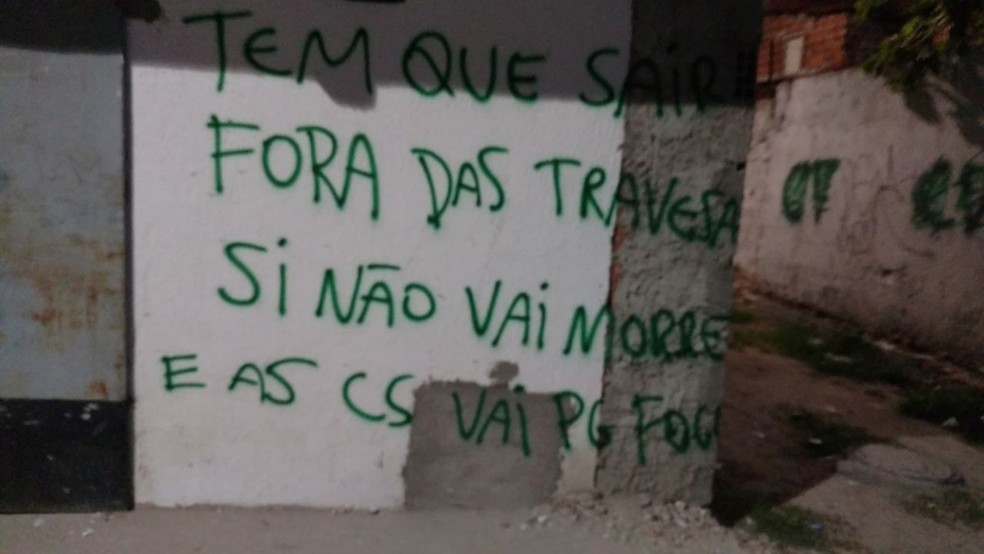 Criminosos picharam muros com ameaÃ§a a moradores em Fortaleza (Foto: ReproduÃ§Ã£o/TVM)
