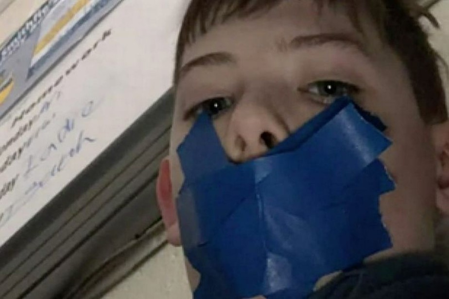 Menino faz selfie e pede ajuda à mãe após professora tapar a sua boca com fita adesiva em escola nos EUA