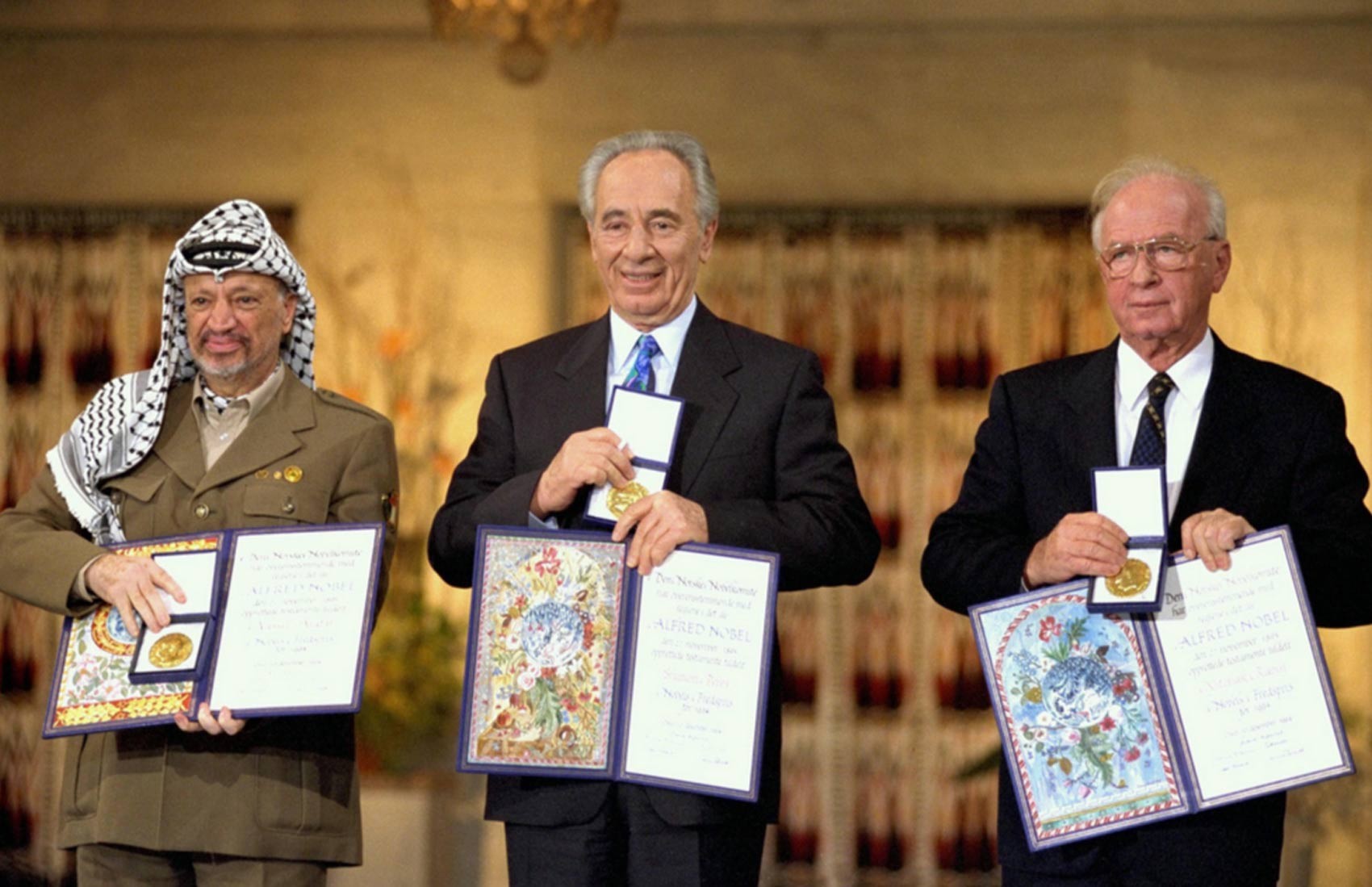 Shimon Peres (centro) recebe o Nobel da Paz com Yasser Arafat e Yitzak Rabin (Foto: Israel/Government Press Office)