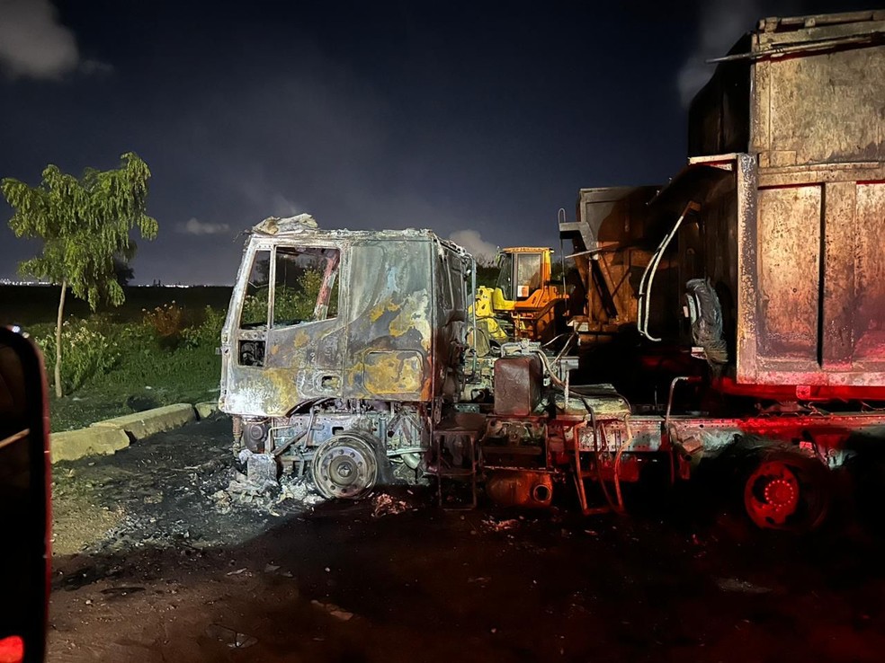 Caminhão queimado em ação criminosa, na madrugada desta quarta (15), em Natal — Foto: Cedida