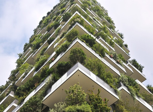 Fachada verde e irregular original do complexo de edifícios Bosco Verticale, em Milão (Foto: Paolo Rosselli / Divulgação)
