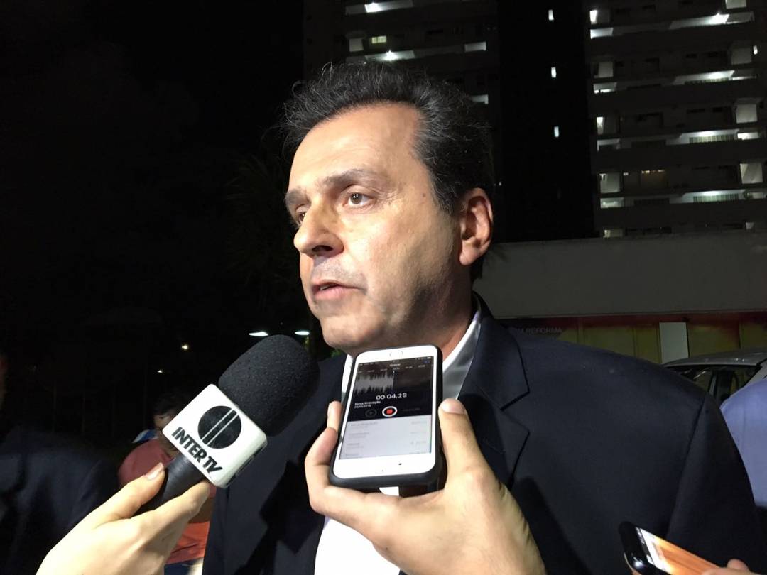 Carlos Eduardo (PDT) chegou Ã  sede da Inter TV Cabugi para o debate