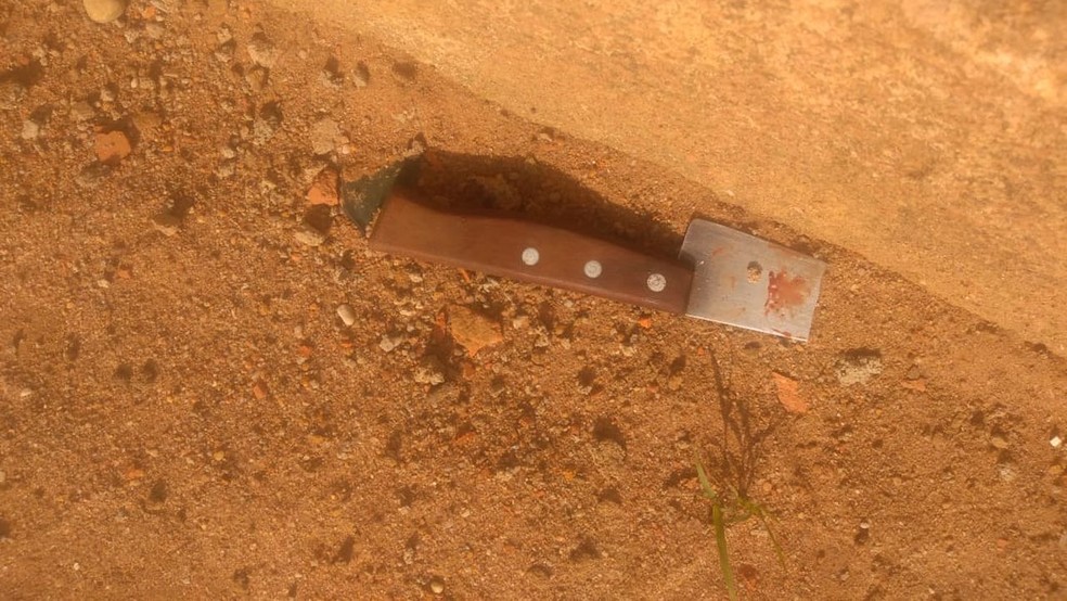 Faca usada por suspeito que matou um homem nesta segunda-feira (11) em Arapiraca, AL — Foto: Josival Meneses