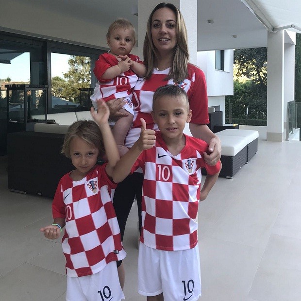 Ivano Modric, na esquerda, com o restante da família do camisa 10 da seleção croata (Foto: Reprodução/Instagram)