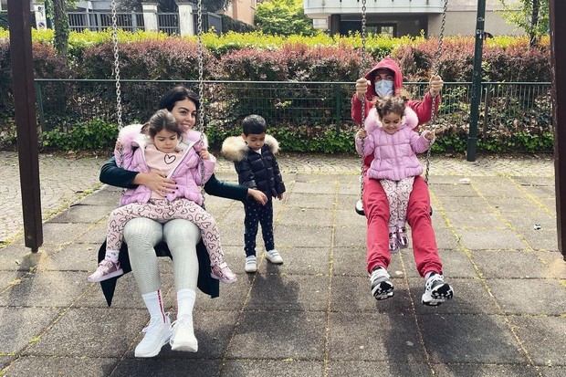 Cristiano Ronaldo curte parque com Georgina Rodríguez e os filhos (Foto: Reprodução/Instagram)