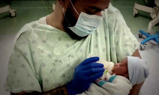 Omari Maynard com o filho recém-nascido (Foto: Reprodução/Good Morning America)