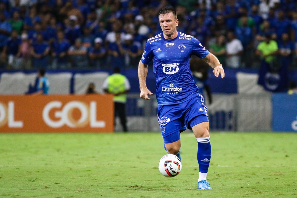 De contrato renovado, Brock cita atmosfera totalmente diferente no Cruzeiro 2022 em busca de metas