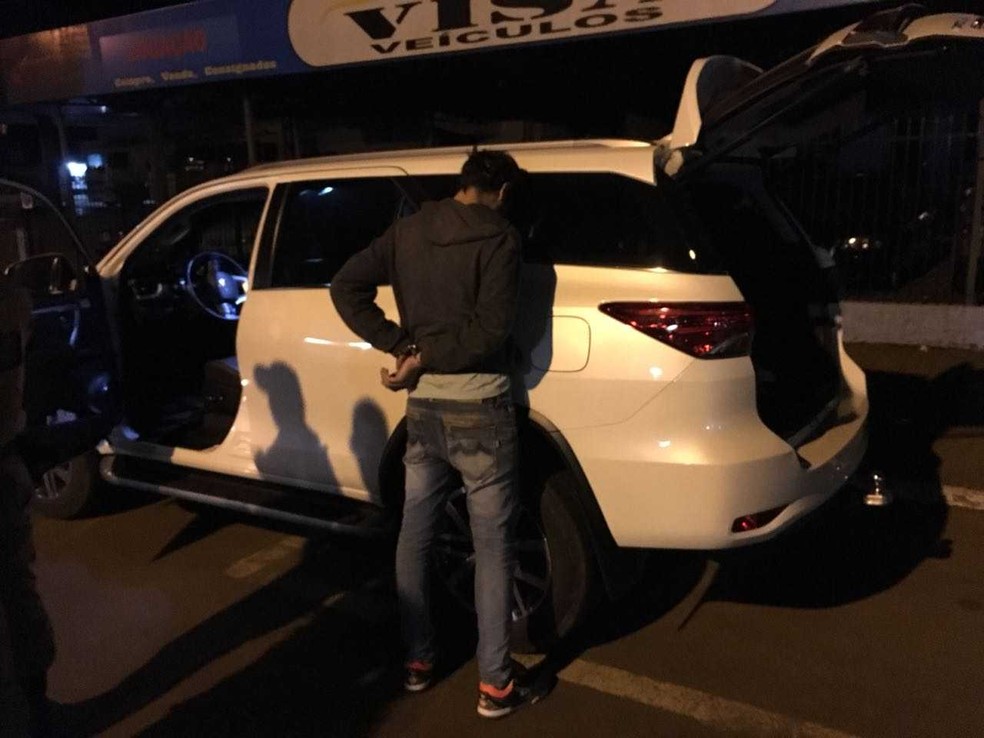 Suspeito de invadir residÃªncia foi preso com uma das caminhonetes roubadas (Foto: PRF/DivulgaÃ§Ã£o)