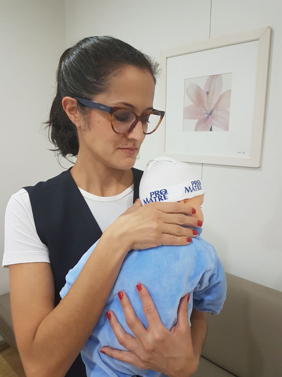 Como segurar o bebê (Foto: Divulgação)