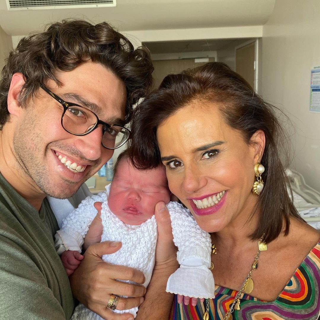 Narcisa Tamborindeguy posa com o neto, Bento, e o genro, Luis Felipe Pereira da Silva (Foto: Reprodução/Instagram)