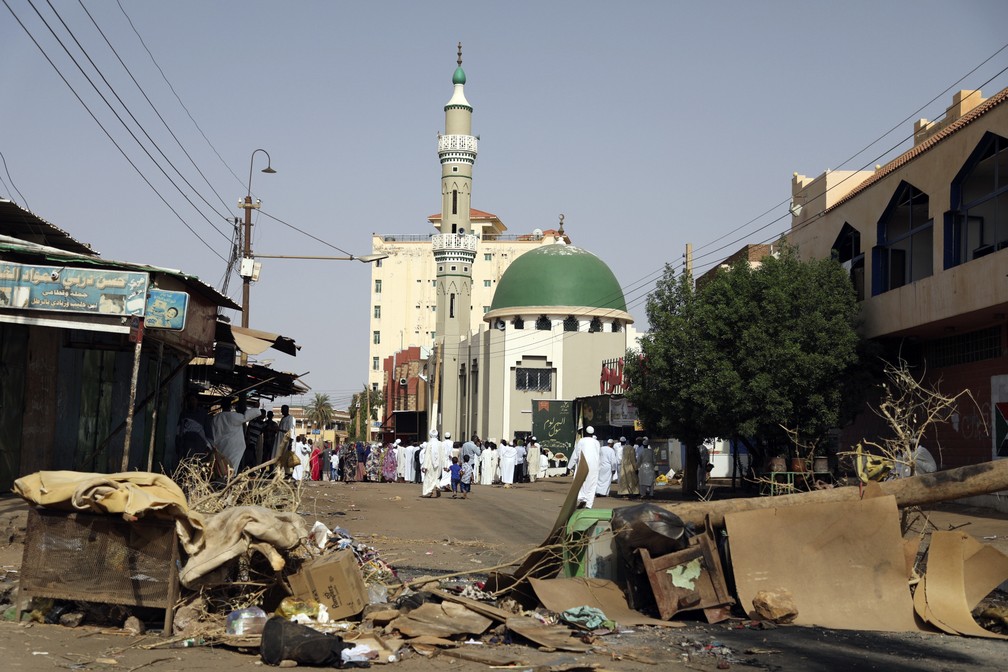 FiÃ©is se reÃºnem, nesta quarta-feira (5), em torno de uma mesquita prÃ³xima a locais onde ocorreram protestos em Cartum, capital do SudÃ£o. â€” Foto: Associated Press