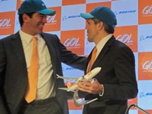 À esquerda, Constantino Jr., presidente do conselho de administração da Gol, e à direita o presidente da companhia, Paulo Kakinoff (Foto: Simone Cunha/G1)