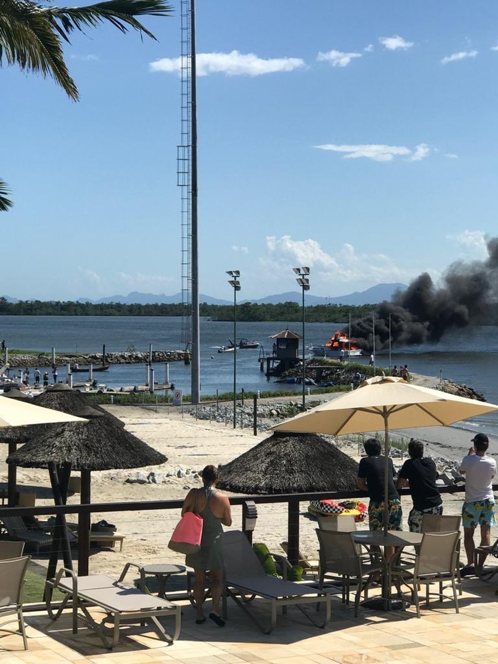 Barco é destruído pelas chamas em iate clube de Guaratuba, no litoral do Paraná — Foto: Arquivo pessoal