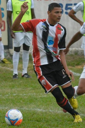Lessinho num dos poucos momentos em que teve a bola nos pés no empate com o Rio Branco (Foto: Adriano Barbosa/AD Serra FC)