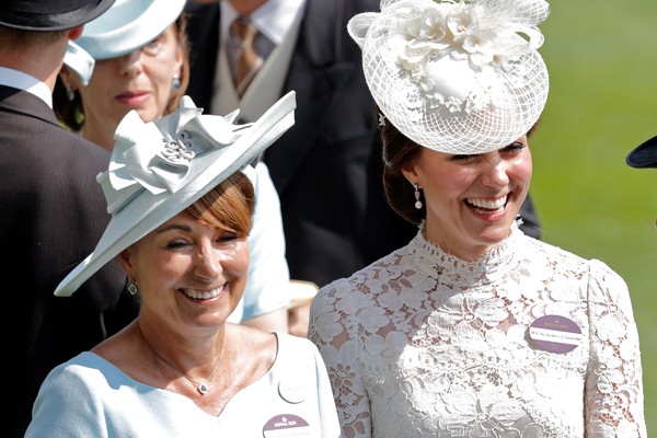 A Duquesa Kate Middleton, esposa do Príncipe William, com a mãe, Carole Middleton (Foto: Getty Images)