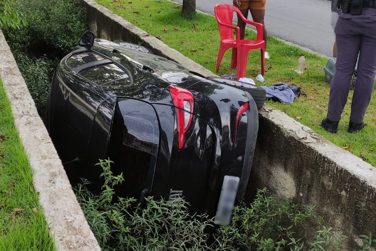 Motorista perde o controle do carro e cai dentro de canal em Guarujá, SP