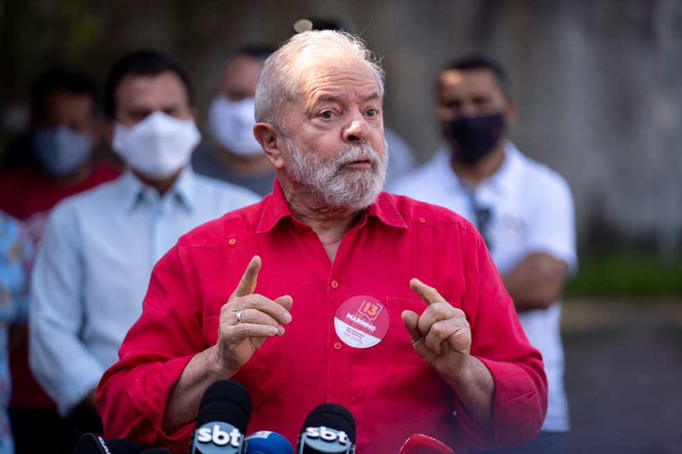 O ex-presidente Luiz Inácio Lula da Silva fala com a imprensa após votar em São Bernardo do Campo, no ABC paulista, neste domingo (15) — Foto: Marcelo Brandt/G1