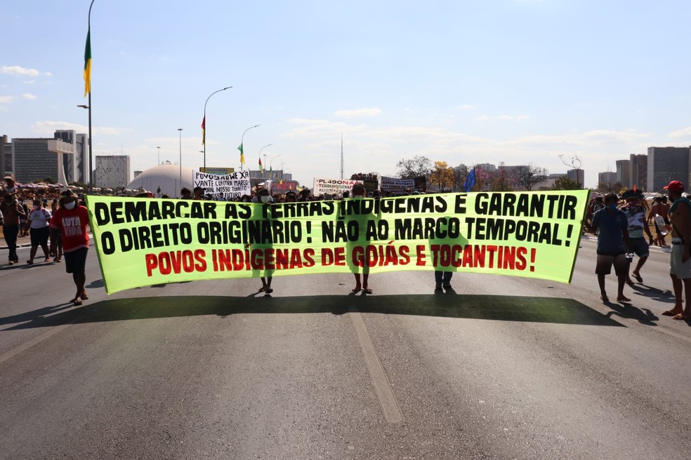Indígenas marcham pela Esplanada dos Ministérios, em Brasília, até o STF onde deve ser julgado marco temporal para demarcação de terras, nesta quarta-feira (25) — Foto: Carolina Cruz/ G1