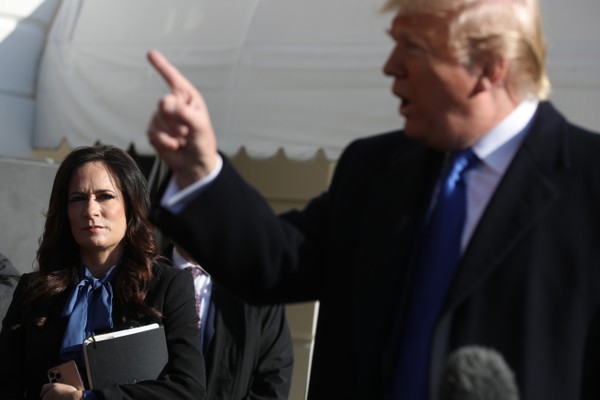 Stephanie Grisham na companhia de Donald Trump em foto de novembro de 2019, quando os dois ainda trabalhavam na Casa Branca (Foto: Getty Images)