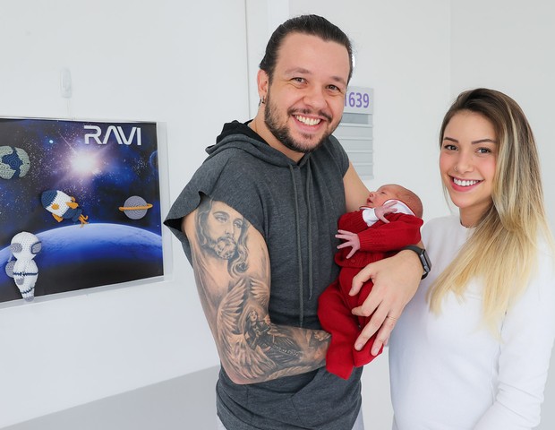 Bruno, do KLB, e a mulher, Maria Luiza, deixam maternidade com o filho recém-nascido, Ravi, nos braços (Foto: Manuela Scarpa/Brazil News)