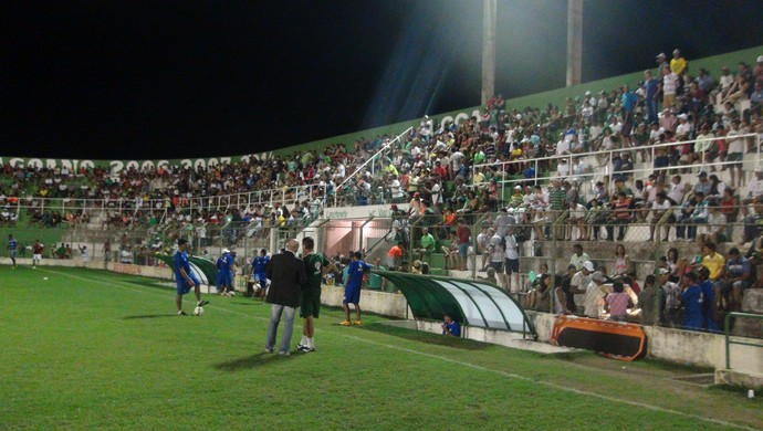 Torcida do Coruripe compareceu em bom número ao Estádio Gérson Amaral (Foto: Denison Roma / GloboEsporte.com)
